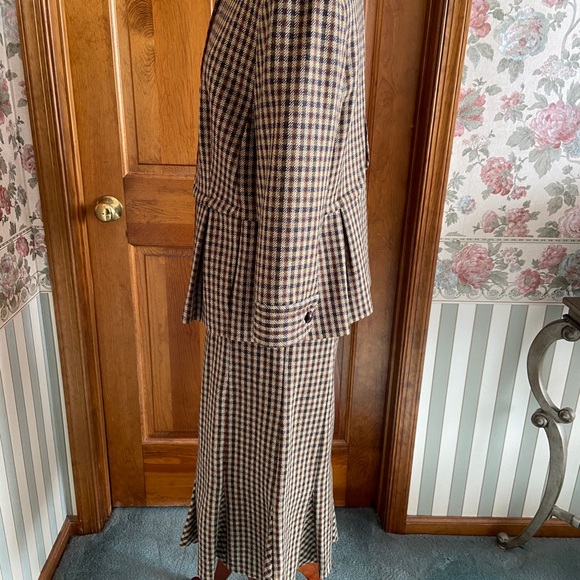 Ladies wool tweed ensemble - Picture 3 of 10